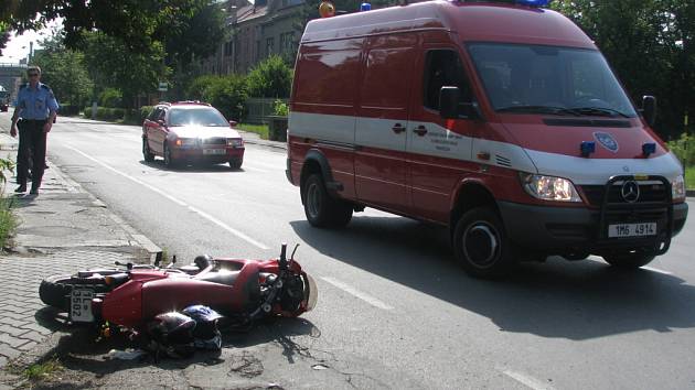 S těžkým zraněním byl ve středu 25. 6. odvezen do nemocnice mladík, který položil motocykl u mostu ve Vrahovicích v Prostějově a narazil do auta jedoucího před ním.