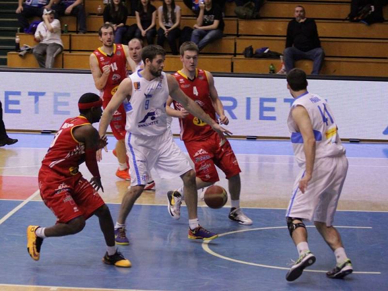 Prostějovští basketbalisté (v bílém) proti Pardubicím