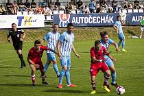 Fotbalisté Prostějova (v bílo-modrém) prohráli s Líšní 0:1.