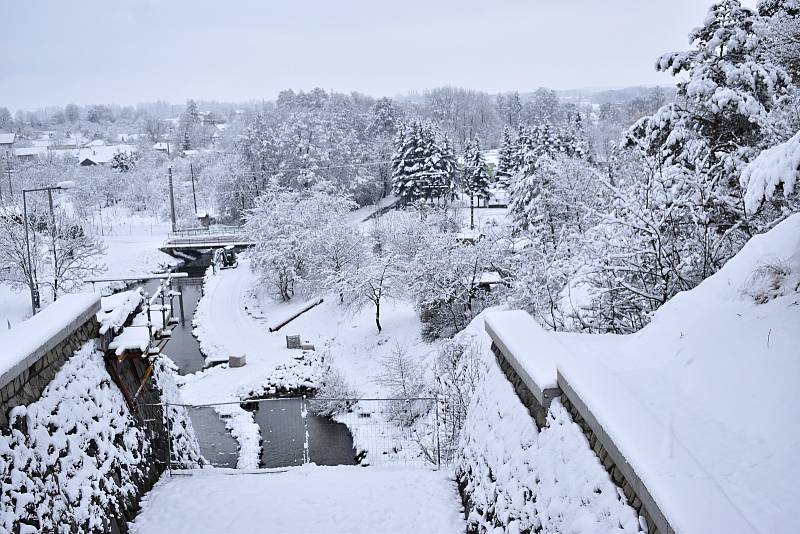 Úchvatné scenérie nabízí zasněžené okolí plumlovské přehrady. 10.12. 2021