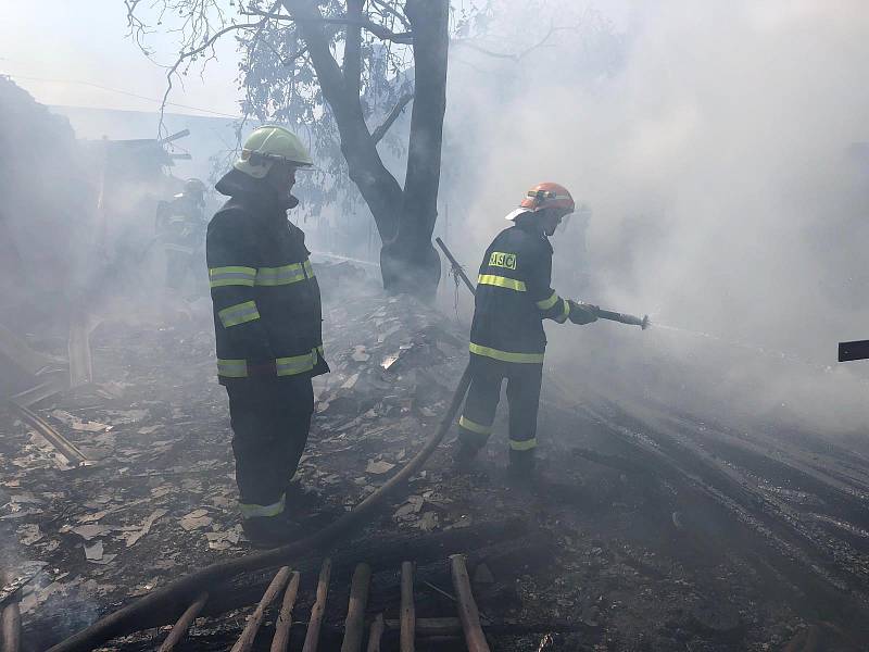 Čtrnáct jednotek hasičů zasahovalo u požáru v Šubířově-Chobyni