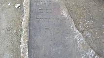 Organizátoři hledání židovských náhrobků z prostějovského hřbitova už ví, komu patřily náhrobní kameny nalezené v Žešově