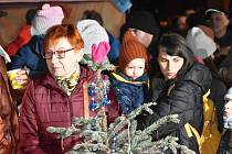 Již 28. ročník Vánočních trhů v Konici přitáhl tisíce lidí. Uchvátila je Bára Basiková a ohňostroj. 16.12. 2023