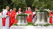 Nové dva zvony, byly v sobotním dopoledni vyzdviženy do věže kostela svatého Jakuba Staršího v Kostelci na Hané. Požehnal jim biskup Josef Nuzík. 27.7. 19