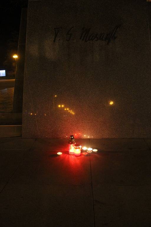 Před sochou Tomáše Garrigue Masaryka v Prostějově se v sobotu objevilo několik svíček uctívajících oběti teroristických útoků v Paříži.