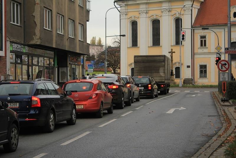 Uzavírka Svatoplukovy ulice v Prostějově, na Újezdě se tvoří kolony