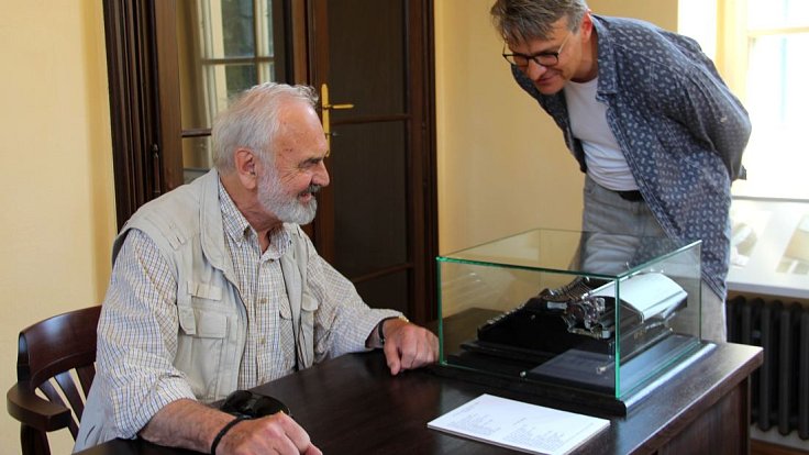 Zdeněk a Jan Svěrákovi ve svém muzeu v Čechách pod Kosířem obdivují starý psací stroj, na němž Zdeněk Svěrák roky psával