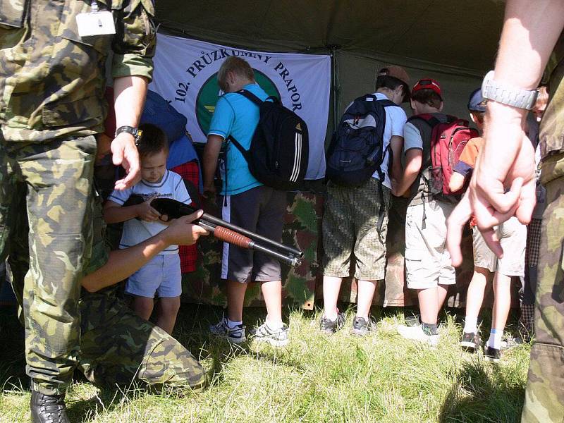 Den otevřených dveří 102. průzkumného praporu na prostějovském letišti