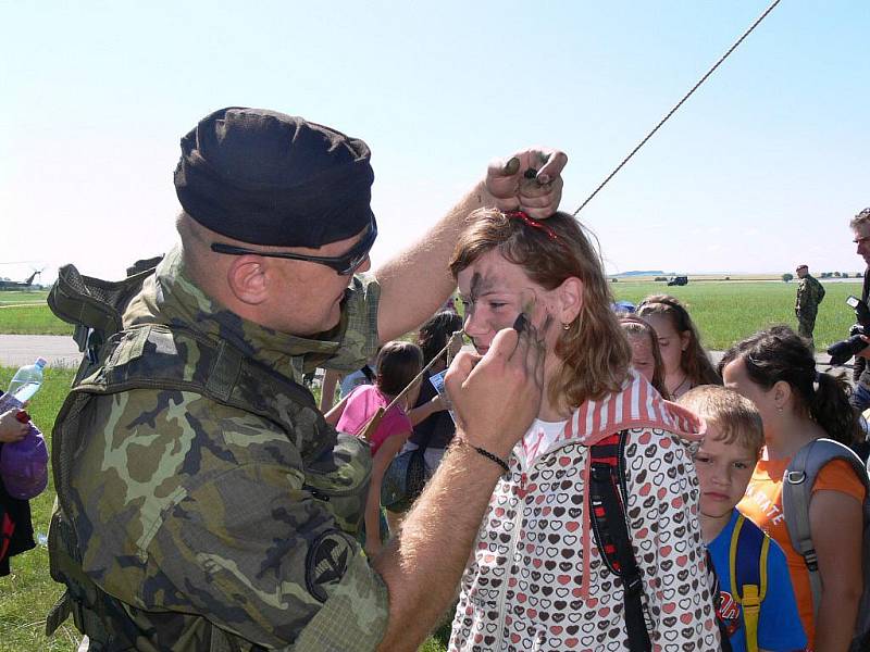 Den otevřených dveří 102. průzkumného praporu na prostějovském letišti