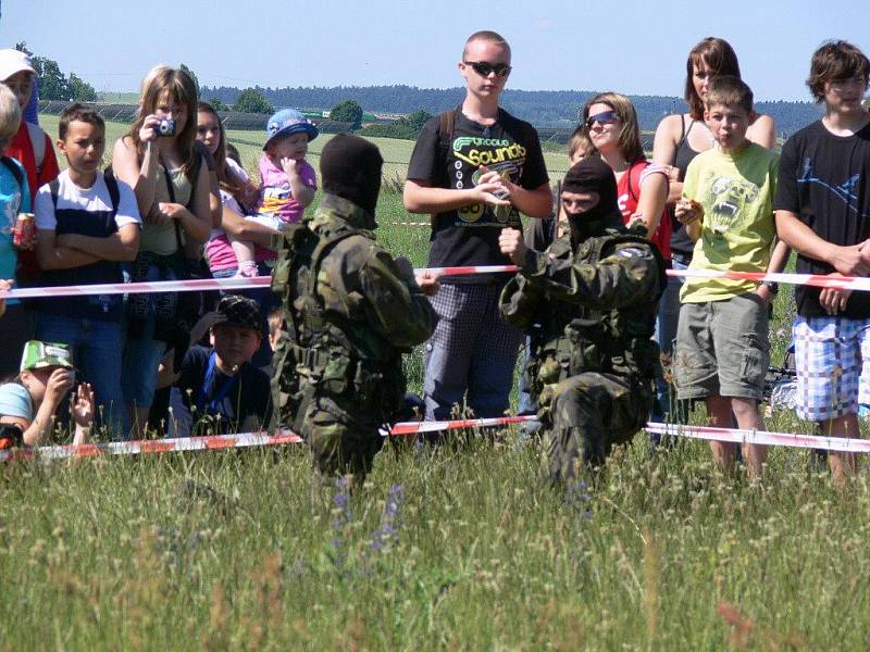 Den otevřených dveří 102. průzkumného praporu na prostějovském letišti