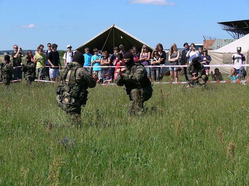 Den otevřených dveří 102. průzkumného praporu na prostějovském letišti