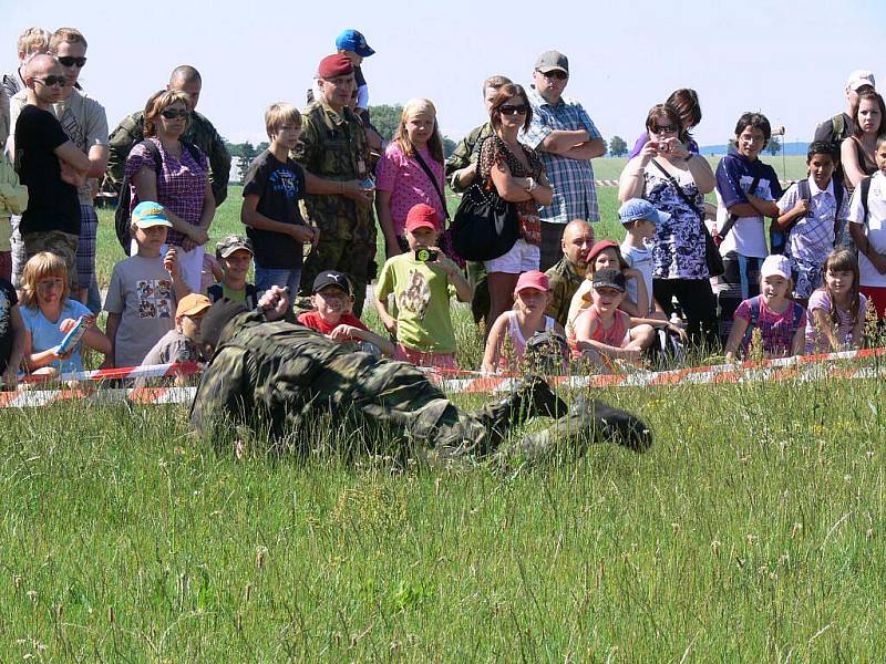 Den otevřených dveří 102. průzkumného praporu na prostějovském letišti