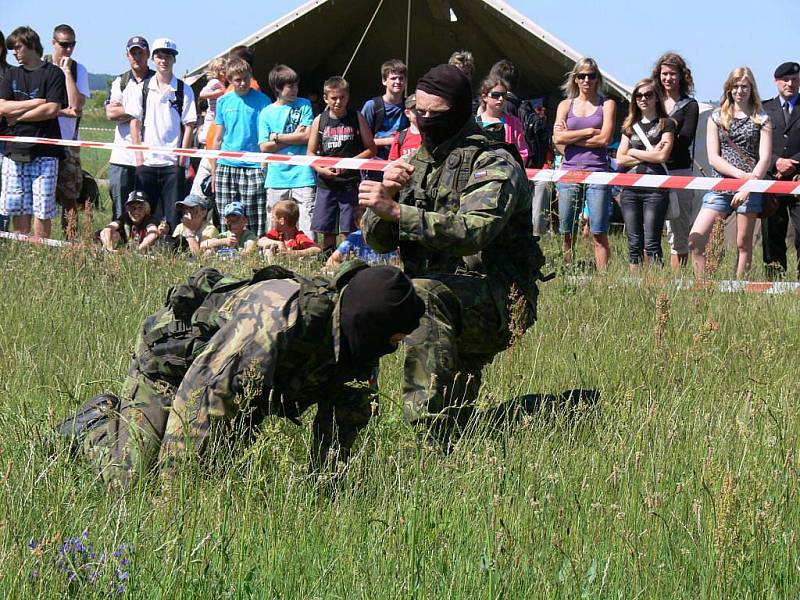 Den otevřených dveří 102. průzkumného praporu na prostějovském letišti