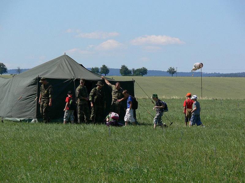 Den otevřených dveří 102. průzkumného praporu na prostějovském letišti