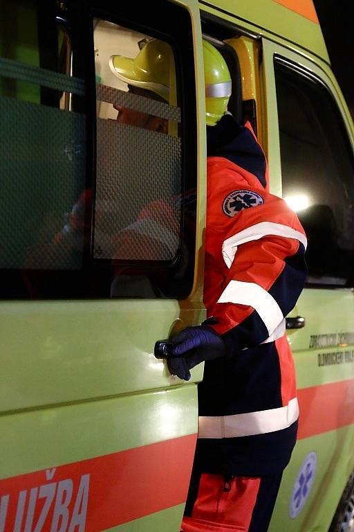 Noční cvičení záchranných složek při nehodě autobusu ve Vrbátkách.