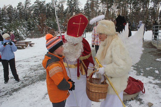 Turisté ze Smržic zorganizovali pro děti mikulášskou nadílku na Velkém Kosíři.