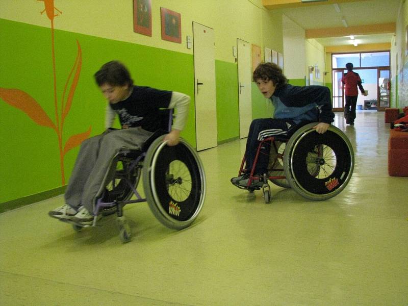 Vlastní zkušenost je stokrát lepší než nejpodrobnější popis. To ukázal Paralympijský školní den v prostějovské základní škole na sídlišti Svobody.
