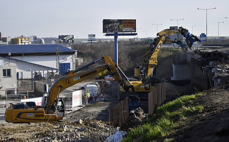 Útok bagrů na demolici dálničního mostu na D46 v Prostějově. 10.4. 2021.