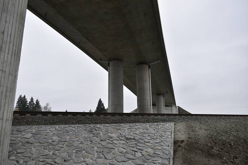 Poslední částí severního obchvatu je most a mimoúrovňová křižovatka v Kostelecké ulici, 18.11. 2021