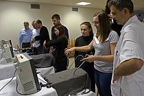 Lékaři v prostějovské nemocnici trénují na laparoskopických trenažérech.