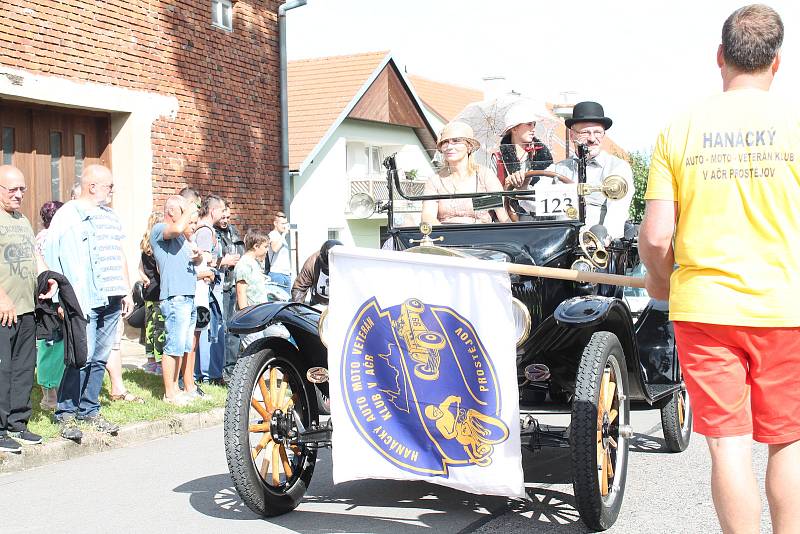 Přehlídka historických motorových vozidel v rámci soutěžní přehlídky Rallye na pohodu - z lázní do lázní. 18.8. 2019