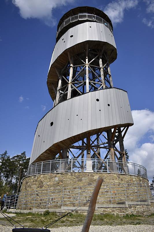 Na den vítězství se pro mnoho turistů stala atraktivním cílem rozhledna na Velkém Kosíři. 8.5. 2021