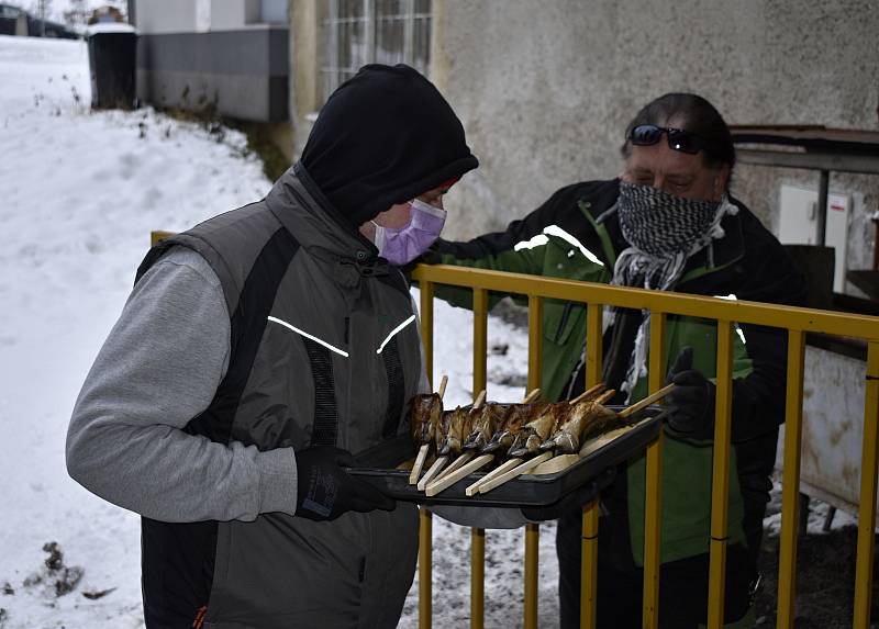 Pečení makrel v konické Zámecké zahrádce - 16.1. 2021