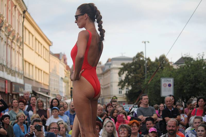 Na náměstí T.G. Masaryka v Prostějově proběhla ve čtvrtek v podvečer módní přehlídka místních firem.