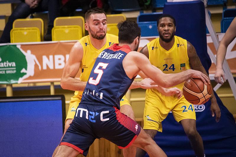 Olomoucko (ve žlutém) porazilo na domácí palubovce Basket Brno 84:69.