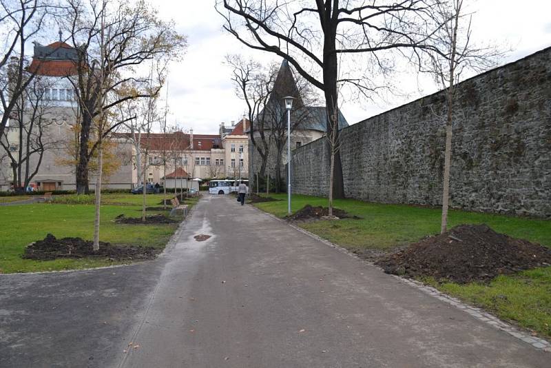 Při hloubení děr zahradníci poničili nový závlahový systém ve Smetanových sadech v Prostějově