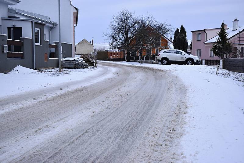 Sníh a ledovka na cestách - Studenec na Prostějovsku - 8. 2. 2021