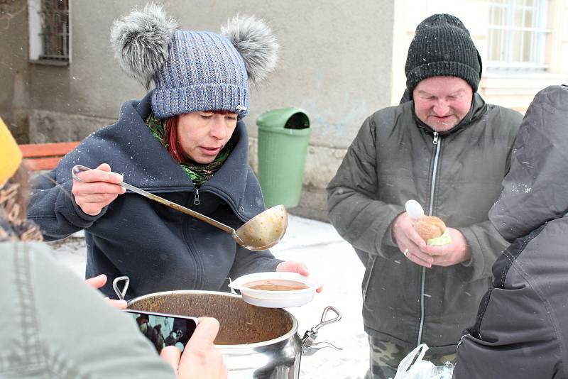 Podávání polévky bezdomovcům v Prostějově