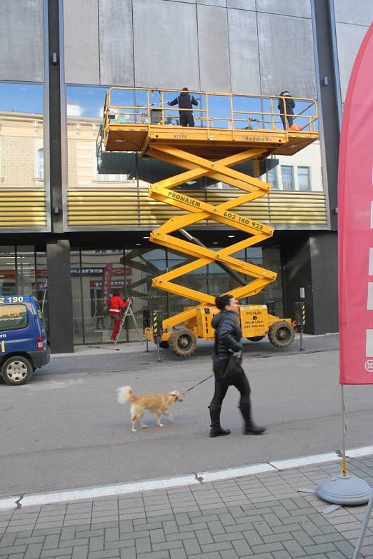 Zlatá brána v Prostějově pár dní před slavnostním otevřením