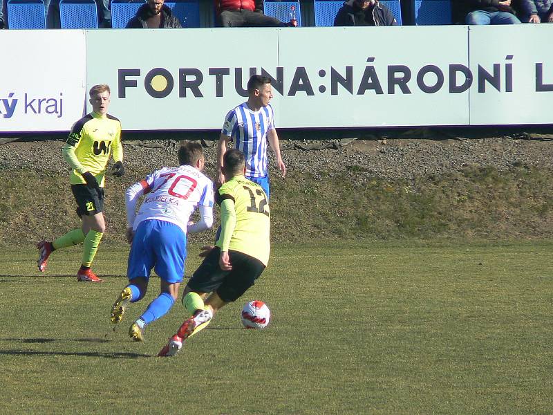 Fotbalisté Prostějova (v pruhovaném) nedokázali na jaře ani na druhý pokus bodovat a podlehli doma týmu Ústí nad Labem.