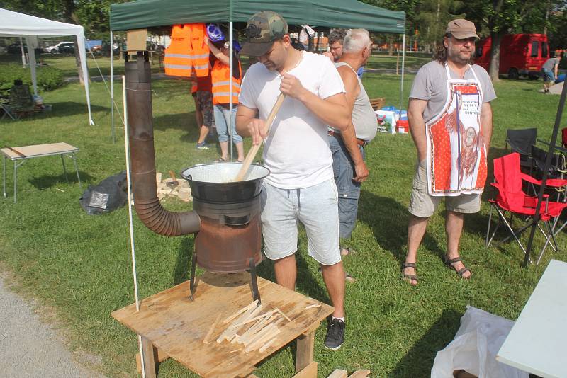 Deset družstev vařících guláše ale také spousta atrakcí. V největším prostějovském parku to žilo.