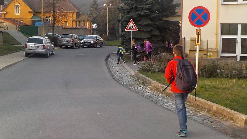 Parkování před plumlovskou základní školou. Auta stojí v zákazu stání. Chystá se nové parkoviště