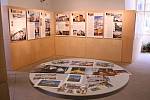 Informační centrum v pernštýnském zámku nabízí i pohledy