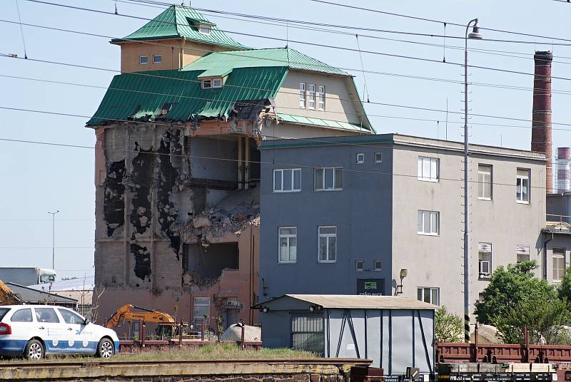 Bourání budovy bývalého sila v areálu společnosti REAL-VITA v Prostějově - 25. dubna 2019