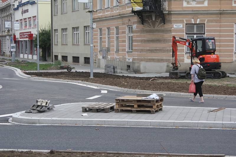 Kruhový objezd na Přikrylově náměstí v Prostějově těsně před dokončením