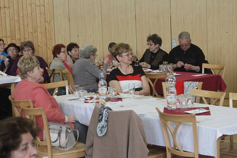 Senioři z Němčic se setkali v sokolovně. Čekal je bohatý program.