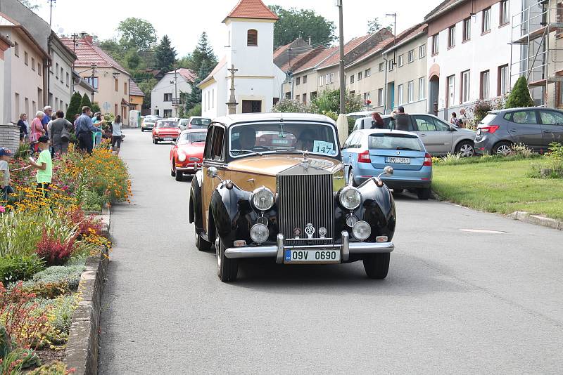 Přehlídka historických motorových vozidel v rámci soutěžní přehlídky Rallye na pohodu - z lázní do lázní. 18.8. 2019