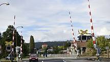 Hlavní železniční přejezd v Kostelci na Hané už má novou světelnou signalizaci i závory.