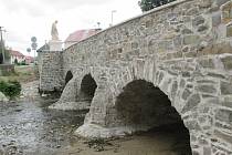 Opravený historický kamenný most v Dobromilicích