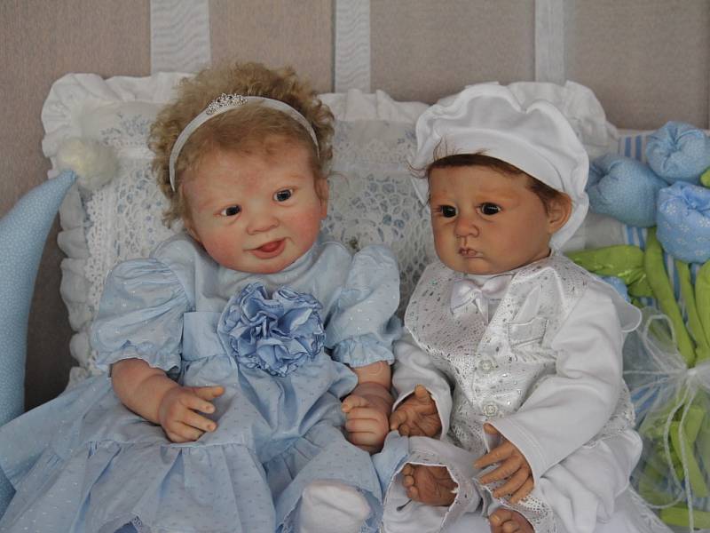 Unikátní výstavu panenek, které sbírají a také vyrábějí Monika a Nikol Chmelařovy, mohou návštěvníci vidět v prostějovském Společenském domě.