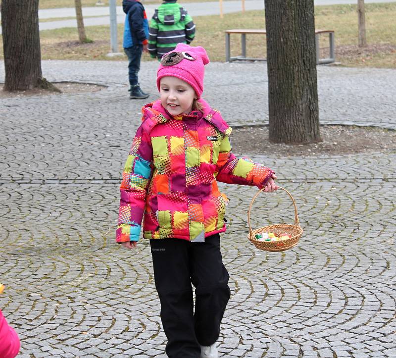 Sbírání velikonočních vajec ve Smetanových sadech v Prostějově