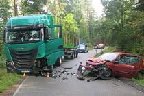 Čelní srážka renaultu s náklaďákem mezi Sečí a Holubicemi na Prostějovsku