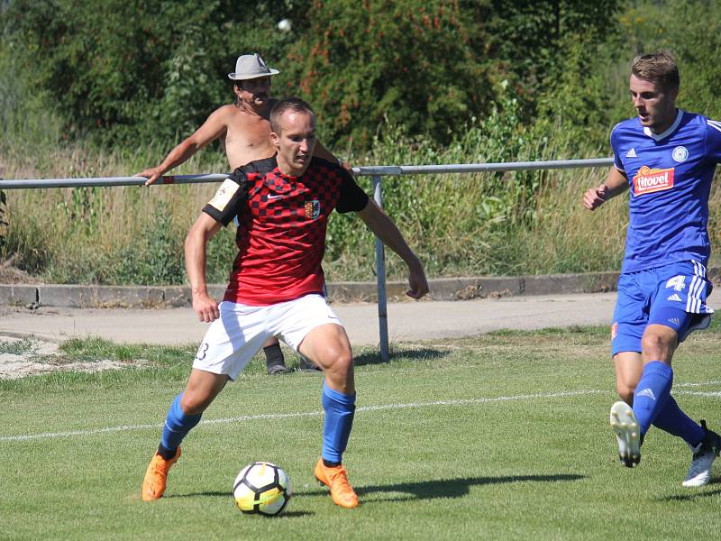 Přípravný zápas mezi Prostějovem (v červeném) a juniorkou Sigmy Olomouc.