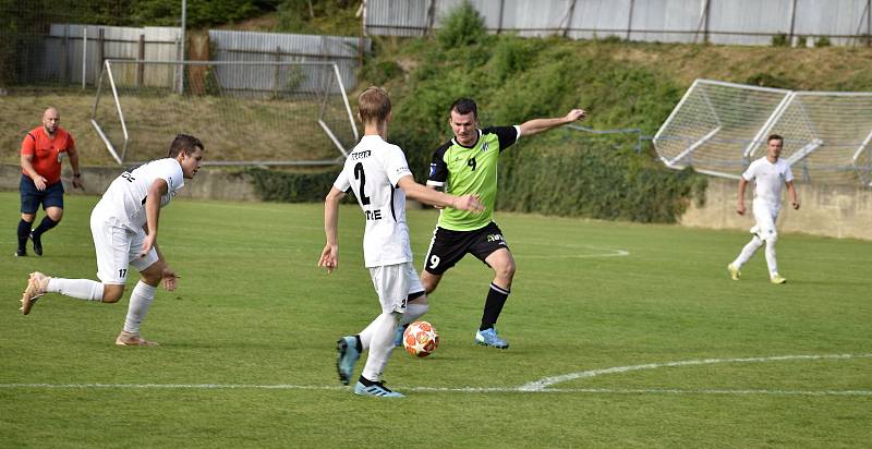 Konice (v bílém) ve šlágru I.A třída padla s Olešnicí rozdílem jediné branky - 1:2. 26.9. 2021 střílí Marek Šichor