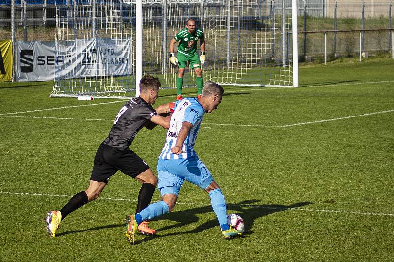 Fotbalisté 1. SK Prostějov (v modrobílém) v utkání s Hradcem Králové.