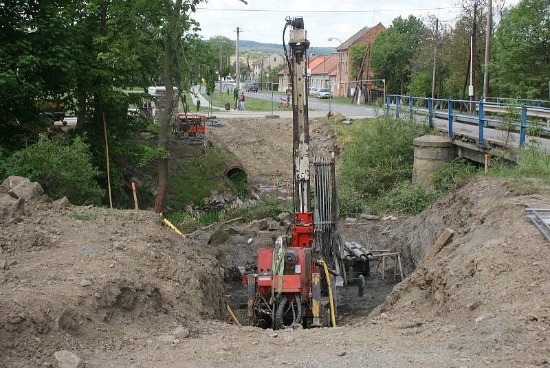 Výstavba mostu pro pěší přes Hloučelu u Soběsuk - 20. 5. 2020